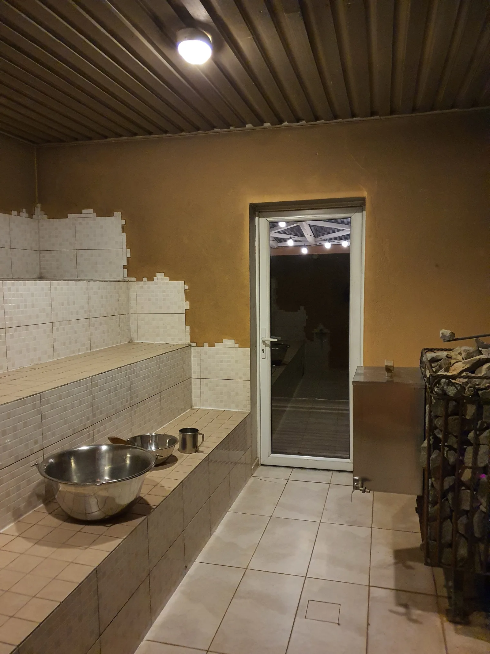 Pirtis su plytelėmis išklotais gultais