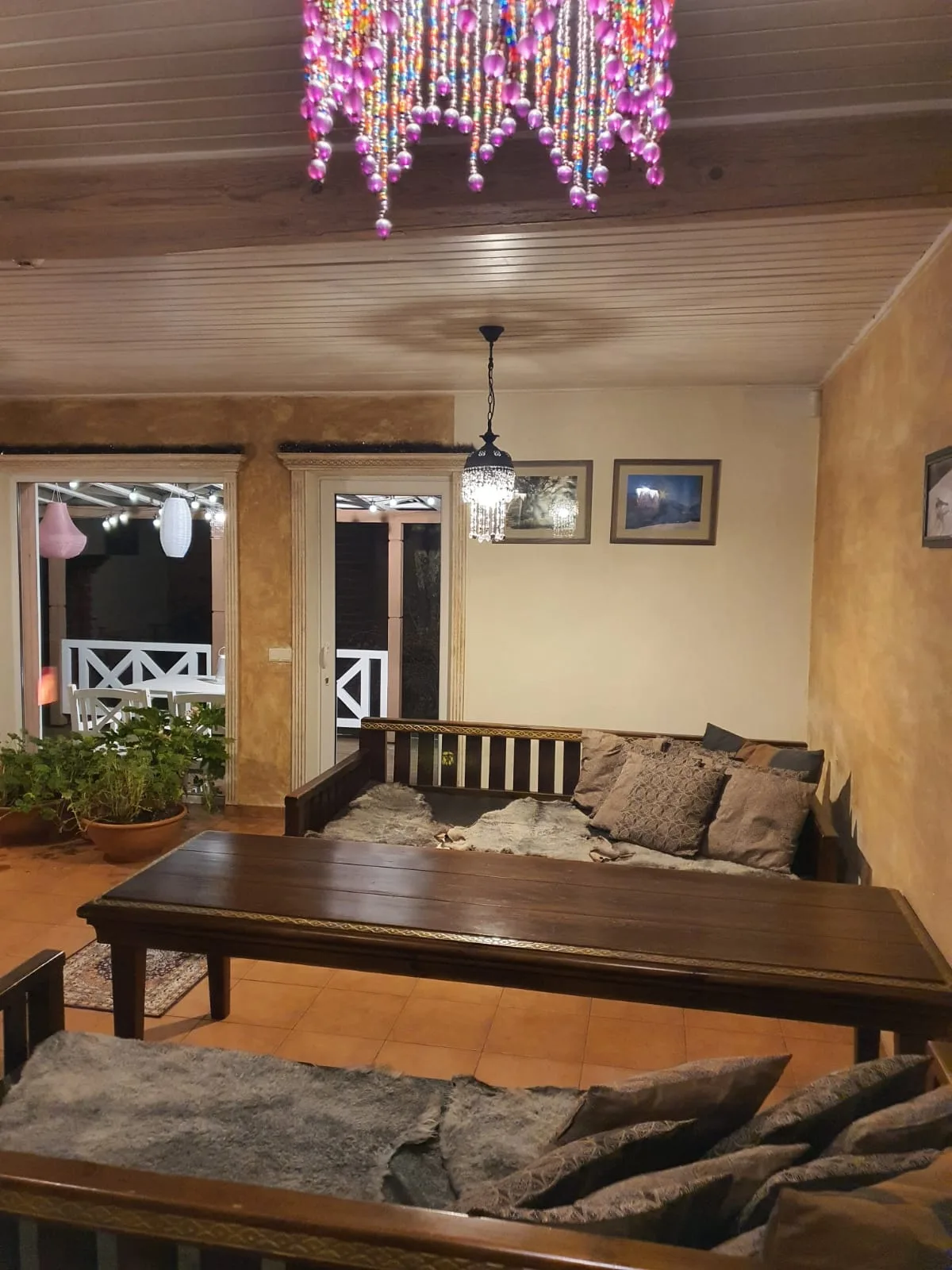Priepirtis su sofomis ir žemu staliuku